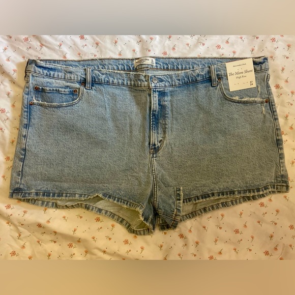 NWT Abercrombie and Fitch- High Rise Mom Short- Size 37/24 - Picture 2 of 10